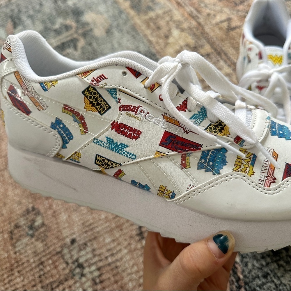 Reebok Wonder Woman White Tennis Shoes sz 9.5 - Picture 4 of 7